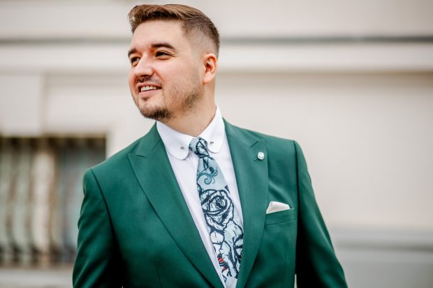 Un singur costum, cinci ocazii – cum să fii impecabil la orice eveniment fără să-ți schimbi garderoba