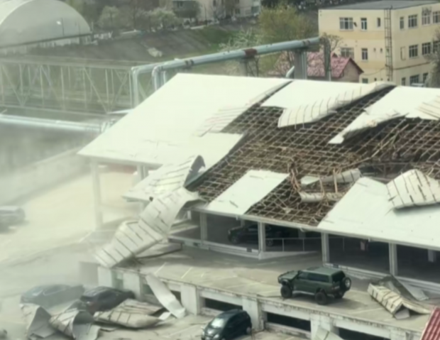 Prăpăd la Râmnicu Vâlcea. Vântul puternic a smuls acoperișuri, tabla zbura ca foile de hârtie I VIDEO