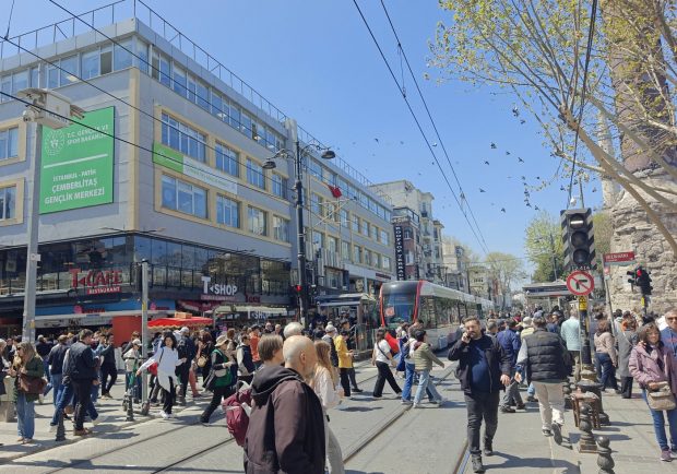 Sute de oameni s-au rănit în Turcia după ce au sărit de pe clădiri în timpul cutremurului din 23 aprilie