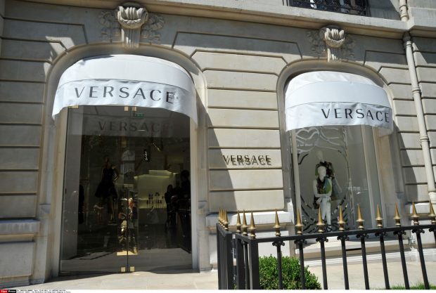 Prada a anunțat că va cumpăra Versace. Câte miliarde de euro sunt cheltuite în cea mai mare afacere de lux a anului