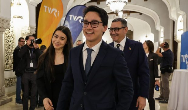 „S-a stricat Crin de tot”: Antonescu a refuzat să dea mâna cu Ponta aseară, în fața copiilor acestuia, înainte de dezbatere