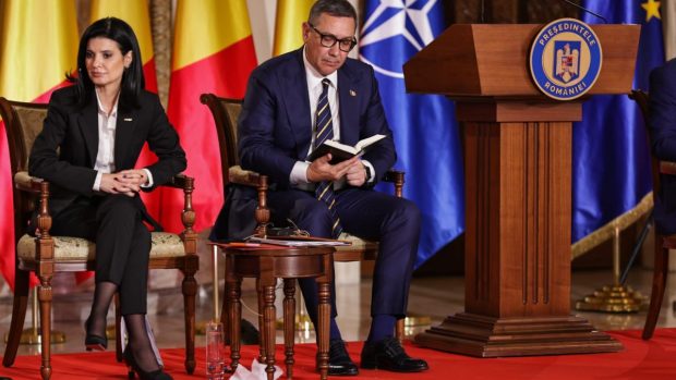 Imaginile nevăzute la dezbaterea electorală de la TVR, la care n-a vrut să vină George Simion. Ce carte citea Victor Ponta