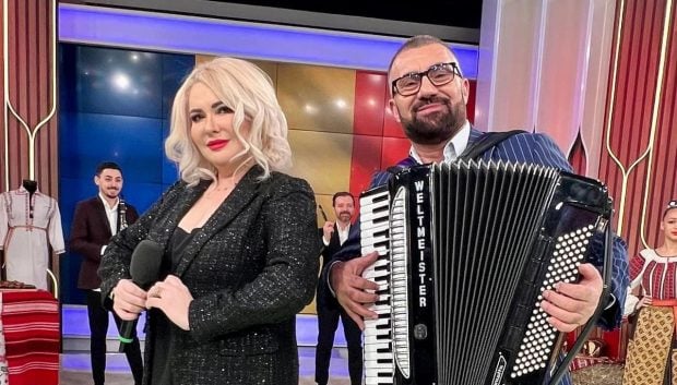 Imagine Stire Viorica de la Clejani a semnat cu Pro TV. În ce emisiune va apărea artista. „Eu încerc să mă distrez, că sunt femeie liberă, fără Ioniță!” | 2review.ro