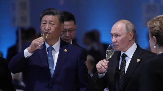 Spionaj și atacuri cibernetice între „partenerii nelimitați” Xi Jinping și Vladimir Putin. China este acuzată că fură armele Rusiei