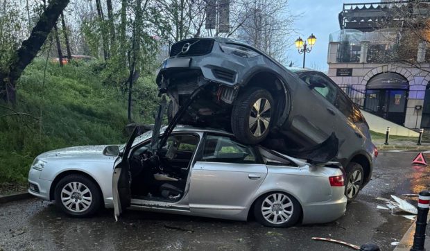Volvo urcat pe plafonul unui Audi, într-un accident spectaculos pe Calea Floreasca din București