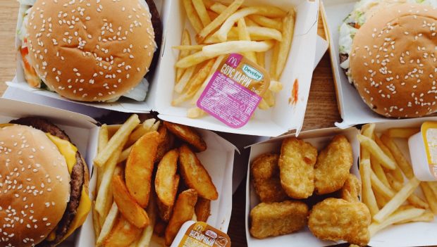 Poți plăti cu bonuri de masă la restaurantele fast-food? Lista celor care acceptă tichetele