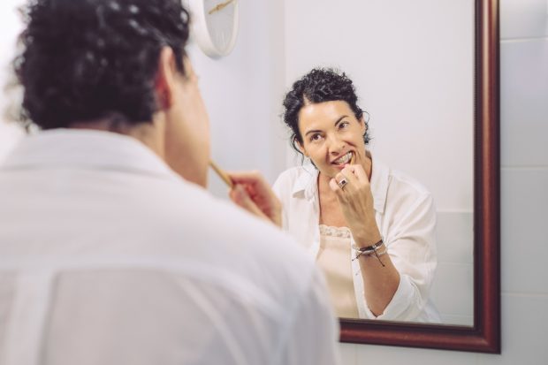  Ghid complet pentru perioada menopauzei, inclusiv impactul hormonal asupra gingiilor și metode eficiente de prevenire a cariilor și a bolilor parodontale.