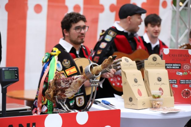 Bucharest Street Food Festival a început. Ce găsiți pe Bulevardul Kiseleff: de la burgeri la paella, plus dulciuri pentru toate gusturile