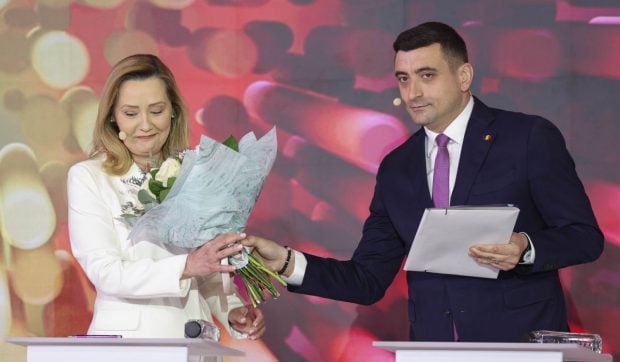 George Simion a plecat de la dezbaterea prezidențială, în direct, după ce i-a dat un buchet de flori Elenei Lasconi