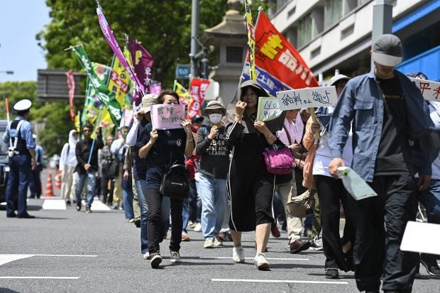 Muncitorii scandează „banzai!” sau „la mulți ani!”, de 1 Mai, de la Tokyo la Los Angeles. Americanii mărșăluiesc împotriva măsurilor lui Donald Trump