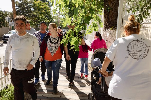 Duminica cetățeanului în sectorul 5. Adevăratul George Simion a ieșit cu soția și prietenii la vot la o școală din cartierul Sălaj: „Așteptăm schimbarea!” FOTOREPORTAJ