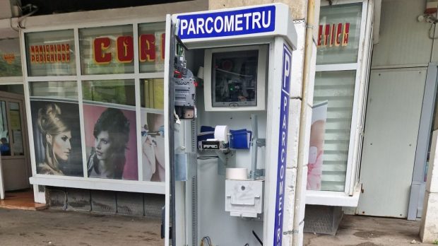 Parcometre din Ploiești, sparte de hoți. Câți bani au fost furați din aparate