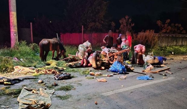 Căruță cu zece oameni în ea pulverizată de o mașină pe o șosea din Neamț. Trei copii printre victime | VIDEO