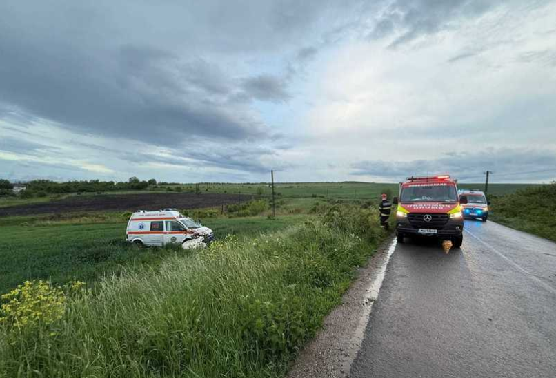 O ambulanță a fost implicată într-un accident în zona Pădureni, Cluj. Patru oameni au fost răniți