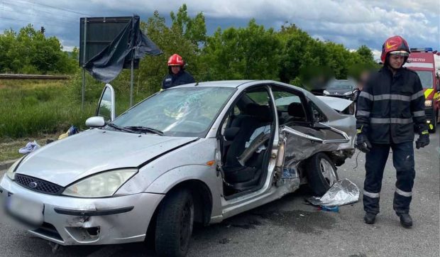 Accident între patru mașini, în Cluj: o fată de 18 ani a fost proiectată prin parbriz
