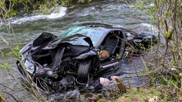 Un Ferrari de 355.000 de euro s-a răsturnat pe plafon într-un râu, iar cei doi pasageri au murit, în Spania