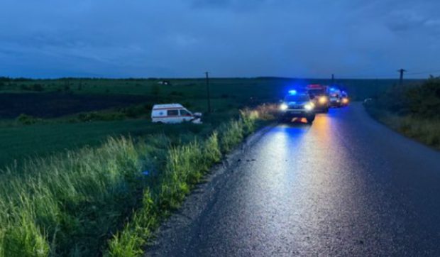 O ambulanță a fost implicată într-un accident în zona Pădureni, Cluj. Patru oameni au fost răniți