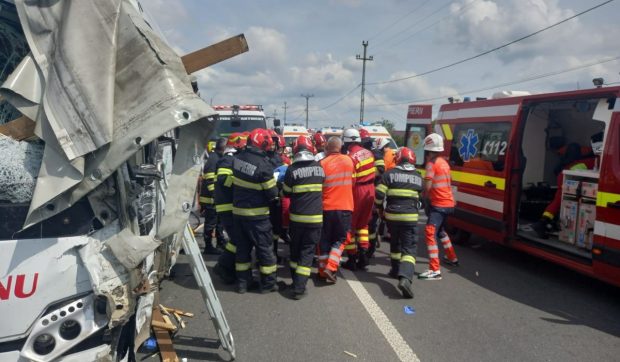 Un pompier și soția lui, medic, plecați în vacanță, eroii accidentului cu 17 victime de la Lețcani: „Plină de sânge, salva vieți”