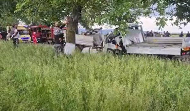 Accident cu trei morți în Vrancea: două autoutilitare s-au ciocnit frontal | VIDEO
