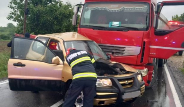O mașină a fost strivită de un camion în Bihor, șoferul autoturismului a rămas încarcerat. Traficul, blocat la Sarcău
