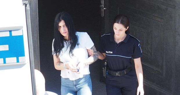 Ani grei de pușcărie pentru cuplul care a ucis un italian, l-a secționat și i-a dat foc pe câmp. Judecător: „O periculozitate feroce”