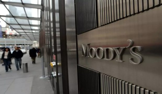 După mai bine de 100 de ani, ratingul datoriei SUA a fost retrogradat de Moody’s. Reacții de la Washington