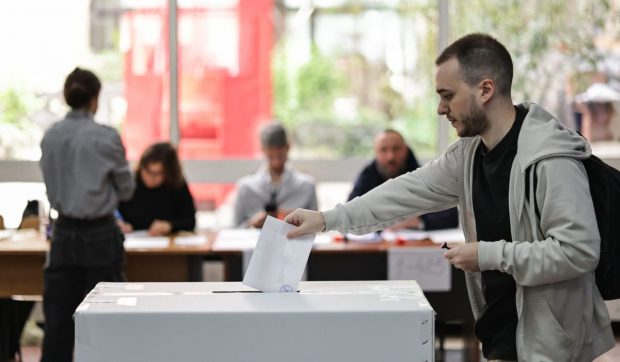 Câți români ar putea să voteze până la finalul zilei, după cifrele înregistrate la ora 14:00, în ambele tururi