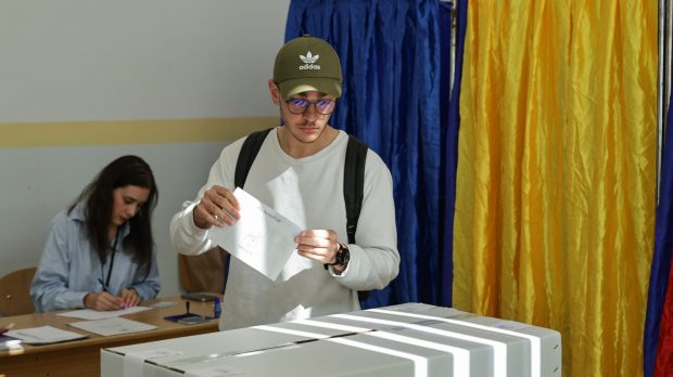 Cine a votat până la ora 12:00 la alegerile prezidențiale 2025. Profilul alegătorului – bărbat, 45-64 de ani, din mediul urban