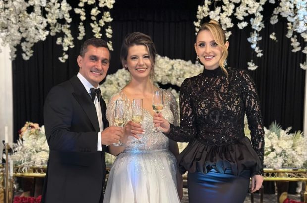 Imagine Stire Cum a apărut Alina Sorescu la nunta lui Marian Drăgulescu cu Simona Carmen. Cântăreața a avut și un mesaj după eveniment | 2review.ro