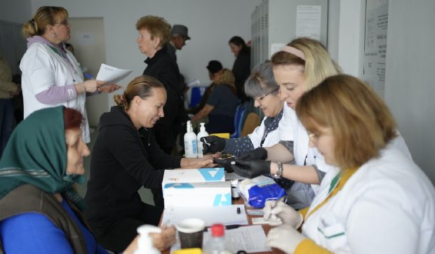 Teste gratuite pentru boli cardiovasculare, diabet și obezitate în șașe județe din România: „Sănătatea vine la tine”