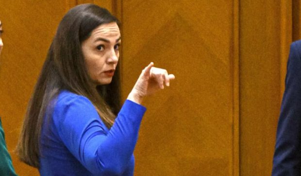 Mesajul ironic postat de Anamaria Gavrilă pe Facebook după ce Nicușor Dan a câștigat alegerile prezidențiale și reacțiile românilor din comentarii: „Ghinion. De mâine, la muncă!”