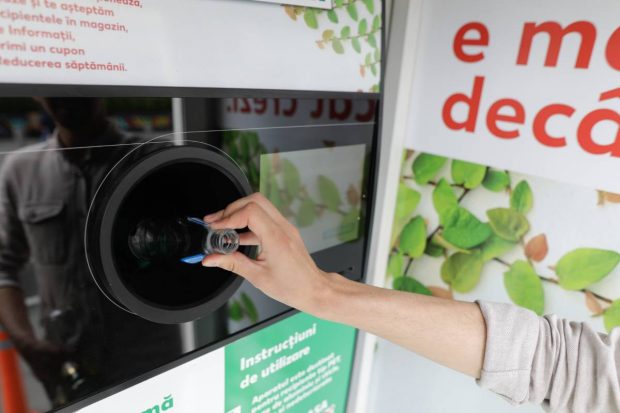 Metodă a la Cluj: aparatele de reciclat, păcălite cu pahare de unică folosință. „Asta este înșelătorie și furt!”
