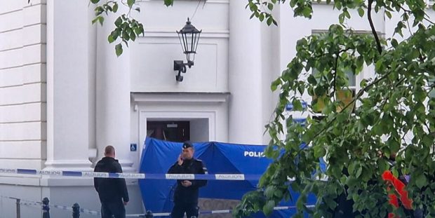 Un tânăr a ucis o femeie cu toporul în Universitatea din Varşovia și a rănit grav un agent de pază. Agresorul a fost arestat