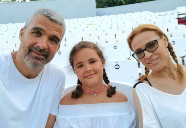 Fiica lui Aurelian Temișan și a Monicăi Davidescu se pregătește de liceu. Dora începe un nou capitol