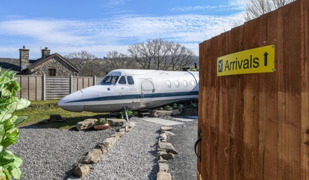 Un avion privat din anii ’70 a fost transformat într-un loc de cazare cu două dormitoare. Cum arată Airbnb-ul în care s-au investit peste 100.000 de euro