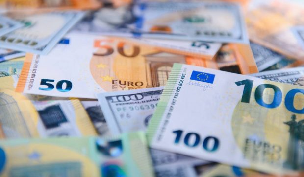 JPMorgan, cea mai mare bancă din SUA, estimează că leul poate scădea cu 20%. Un euro ar putea ajunge astfel 6 lei