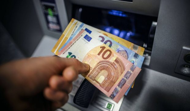 Un bărbat a băgat 3.000 de euro într-un bancomat, iar aparatul i-a confiscat pe loc: „Nimeni nu avea acces”