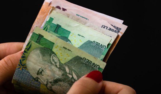 Un obicei american se răspândește cu repeziciune printre români: „Se câștigă, nu se merită”