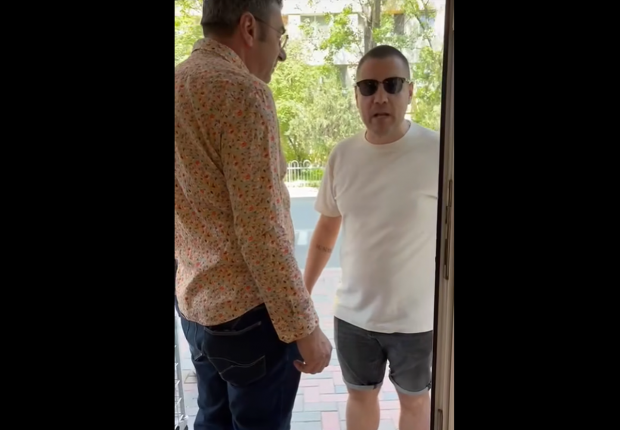 Un tată scandalagiu urmărește o femeie în sectorul 3, în timp ce înjură și amenință, dintr-un motiv stupid. Apoi lovește și scuipă o altă femeie care îi sare în ajutor: „Îți dau una de zbori în IOR”