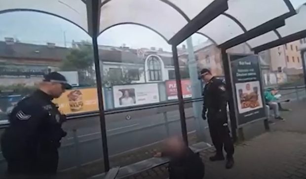 S-a îmbătat de bucurie că a devenit bunic și a rămas blocat sub o bancă, la Plzen. L-a eliberat poliția