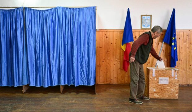 Un bărbat a murit într-o secție de votare din Mehedinți. Omului i s-a făcut rău în cabina de vot