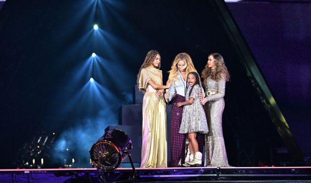 Imagine Stire Rumi, fiica mai mică a lui Beyonce, apariție rară alături de artistă. Pe ce scenă a urcat micuța | 2review.ro