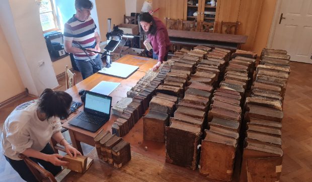 Incredibila poveste a unei biblioteci medievale din Mediaș salvată de armata rusă și găsită ascunsă într-un turn cu clopotniță