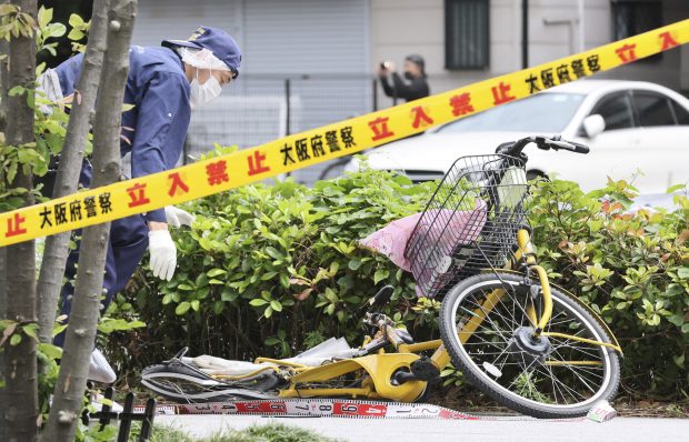 Un pensionar a căzut de la etajul 43 peste un biciclist, la Osaka. Cei doi bărbați au murit