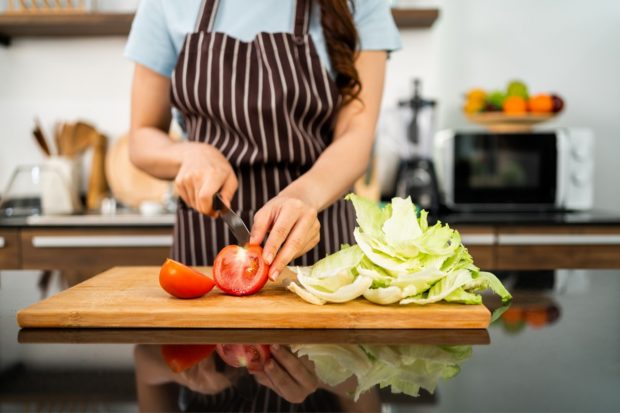 Cum întreții un blat de masă din stejar pentru a-i păstra frumusețea și rezistența?