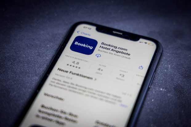 Booking.com obligat să reducă comisioanele, la ordinul autorităților elvețiene: „Abuziv de mari”