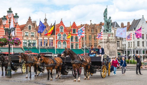 Turiștii din Bruges distrug o parte valoroasă a patrimoniului orașului: „Cerem respect”