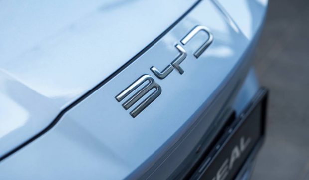 BYD lansează cel mai ieftin model al mărcii în România. Cum arată Dolphin Surf, rivalul Daciei Spring