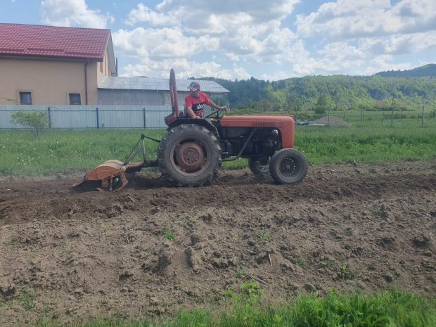 Florin, tatăl vicecampioanei olimpice la haltere Mihaela Cambei, este paznic la o firmă din Onești, apoi lucrează pe tractor: „Să muncești nu e o rușine”