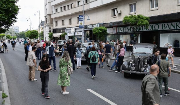 Mașini de epocă pe Calea Victoriei. Eleganța interbelică a revenit la București